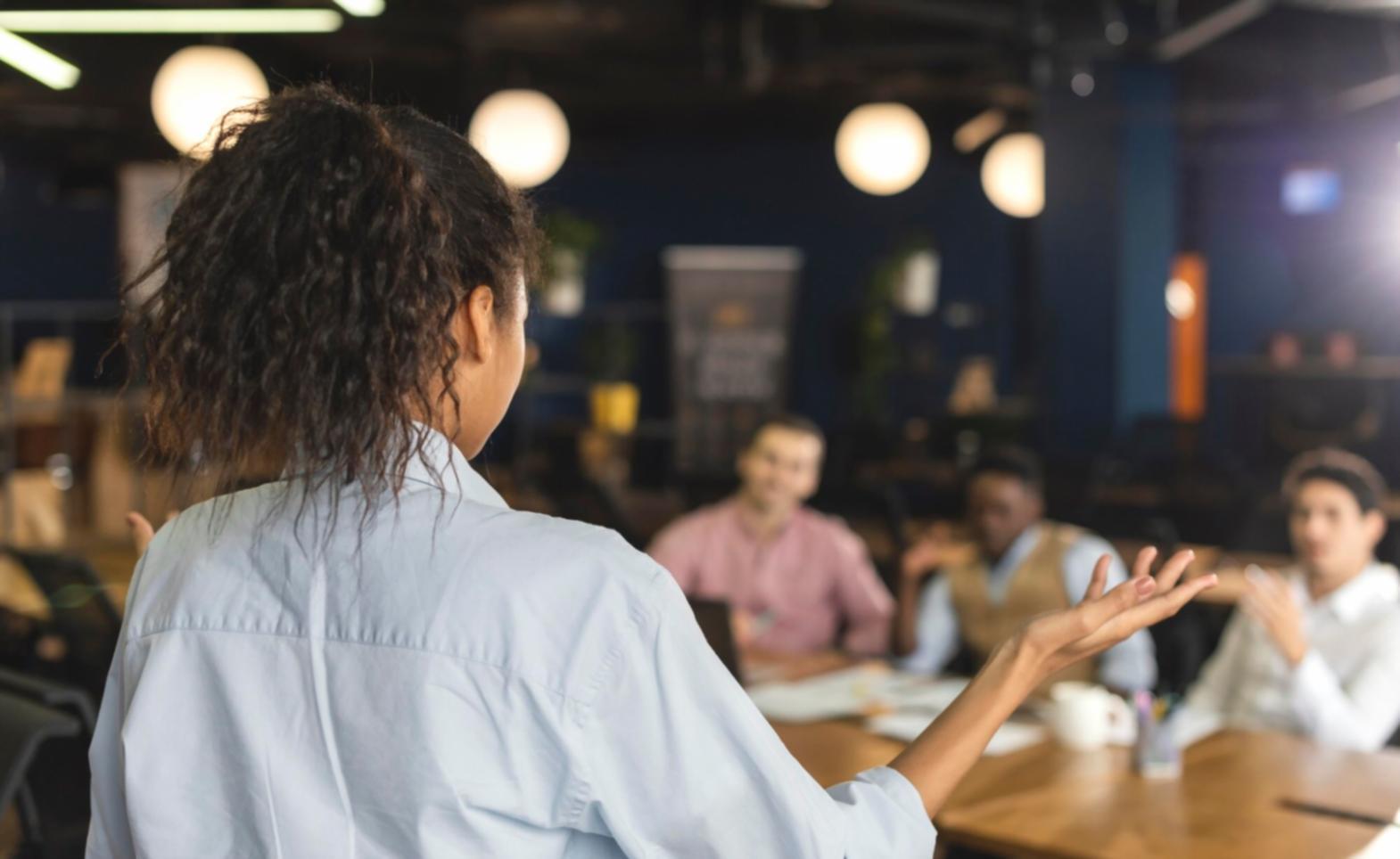 Detailansicht einer technischen Analyse auf einem Monitor