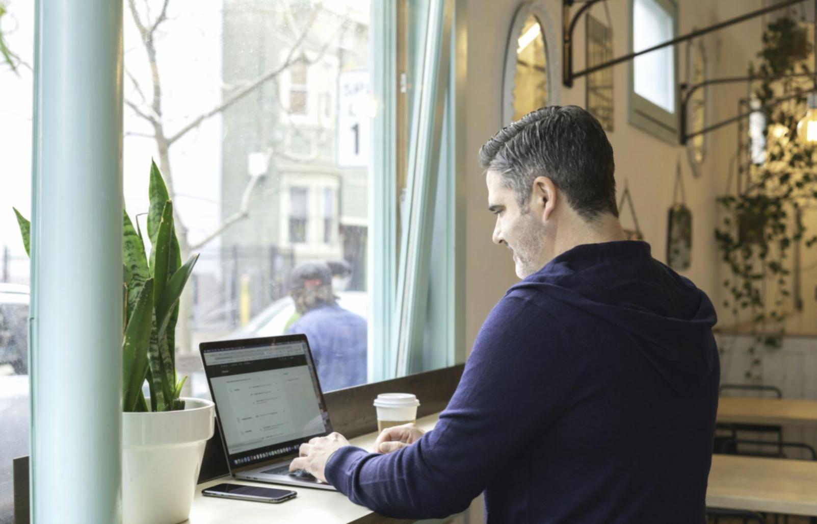 Moderne Büroausstattung der Analytro Trading Academy mit professioneller Arbeitsatmosphäre